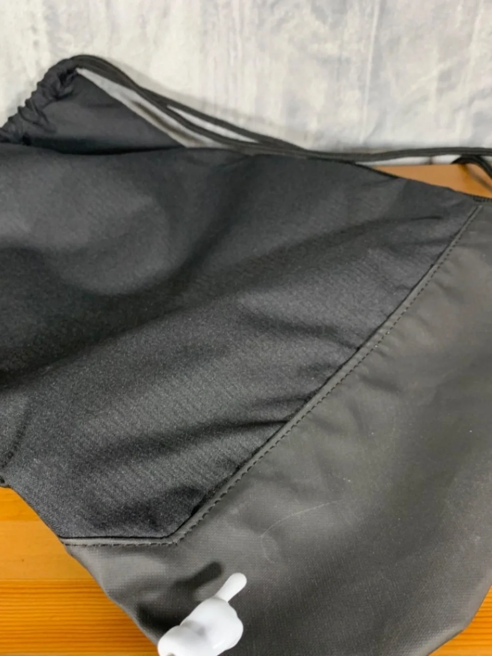 Minimalist, sleek, and highly functional Nike drawstring bag. Perfect for sports